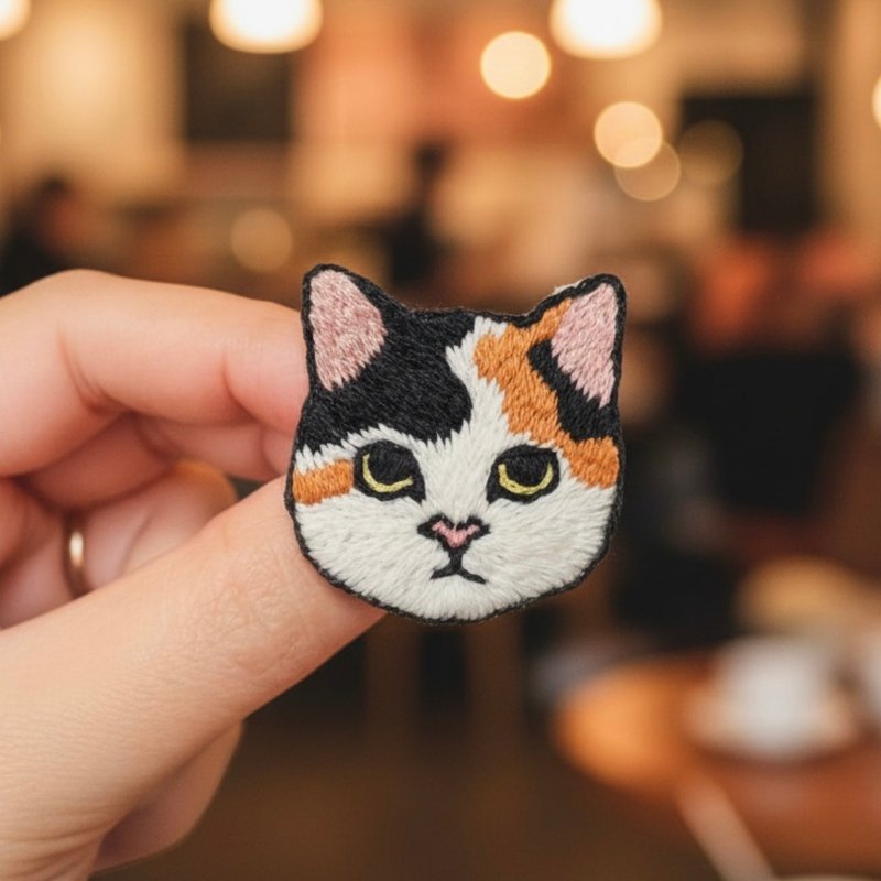 漫画衬衫 Neko Pin (Tama) — 手工刺绣胸针 - 胸针 - 亚麻 橘色