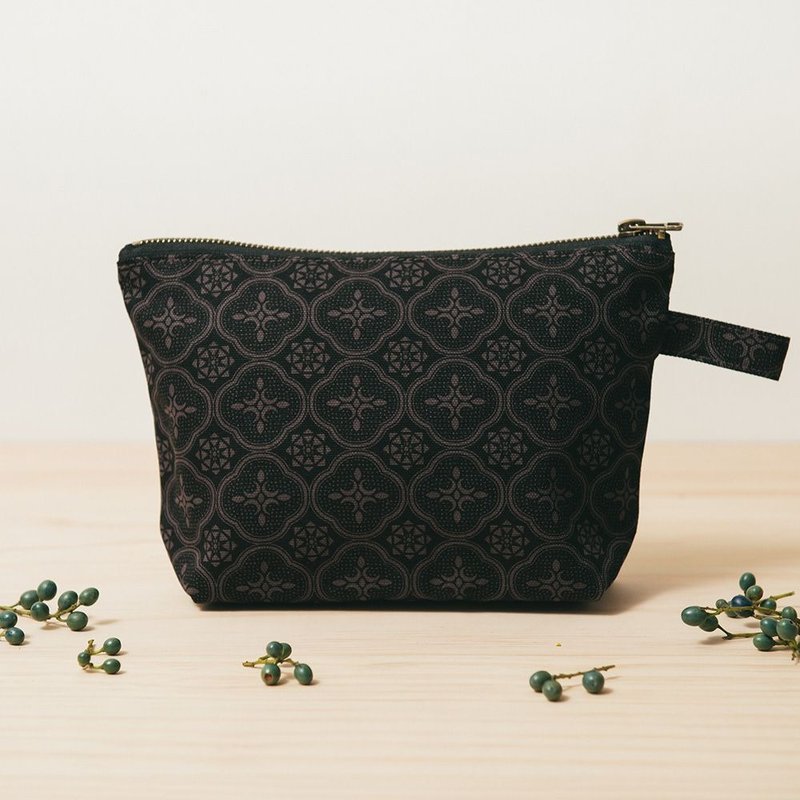 拉链梯形收纳包/玻璃海棠/绅士黑色 - 化妆包/杂物包 - 棉．麻 黑色