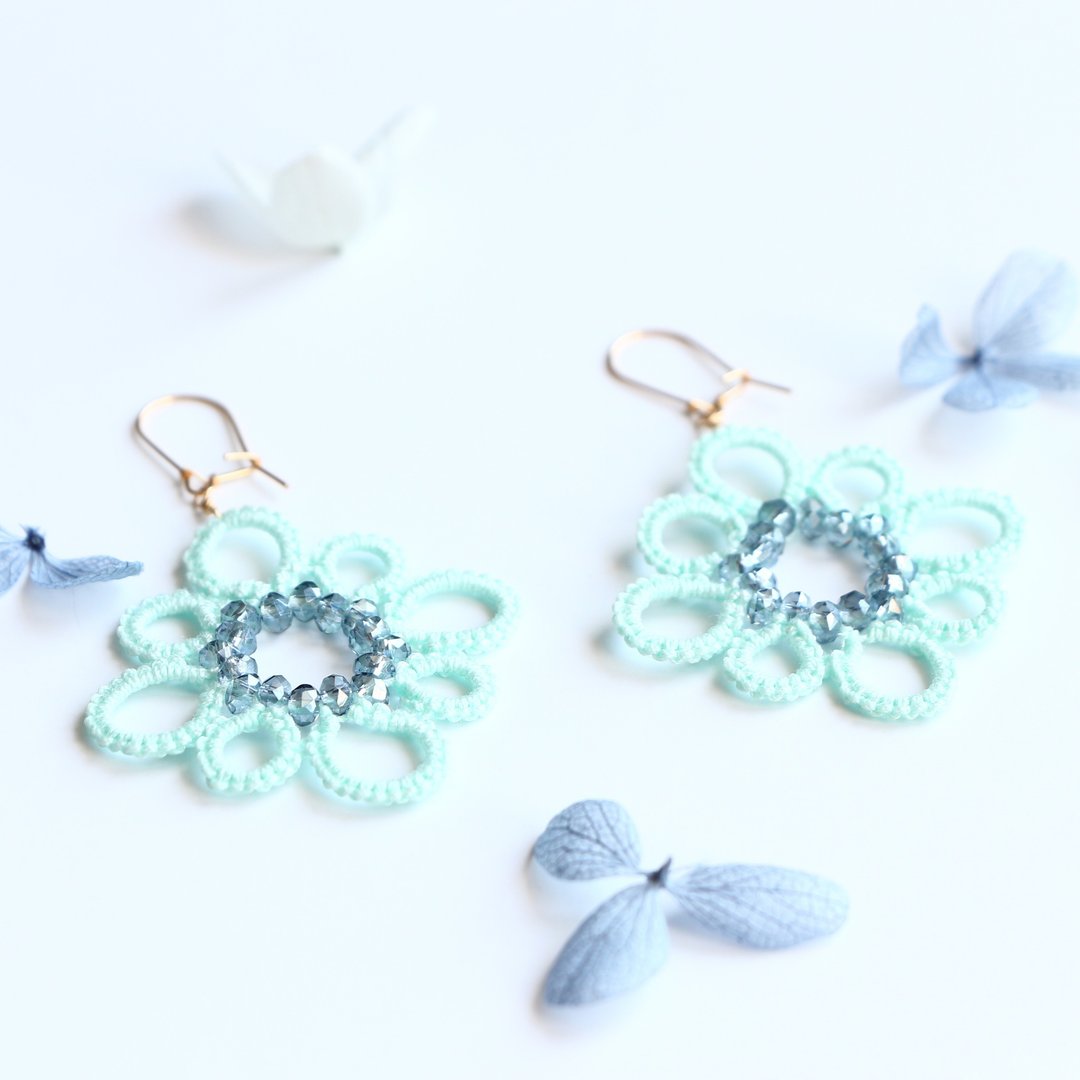 Tatting lace flower pierced earrings-14kgf - 耳环/耳夹 - 棉．麻 蓝色