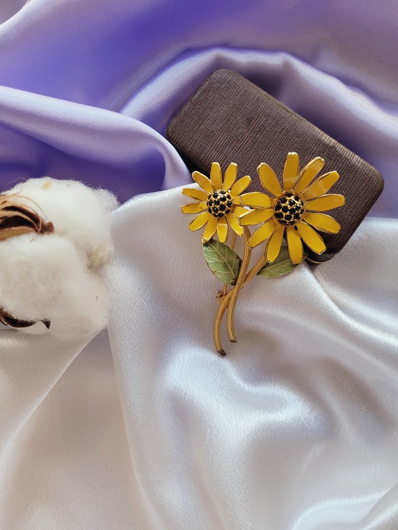 美国西洋古董饰品 / BSK黑钻花蕊黄色玛格莉特菊珐琅胸针/别针 - 徽章/别针 - 其他金属 