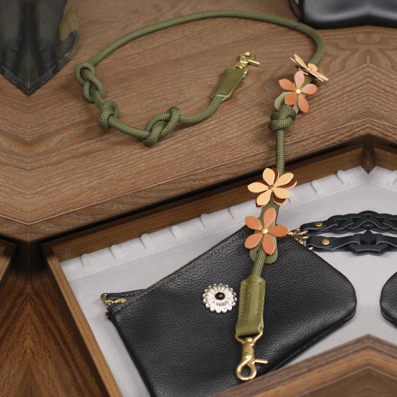 Rope Flower 皮制花装饰 8mm 手机或相机挂带 - 吊饰 - 真皮 咖啡色