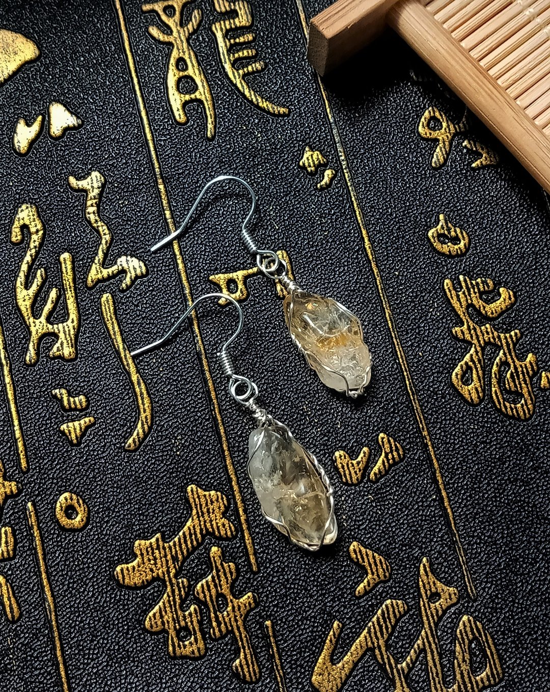 佚名山河。耳环。黄水晶随型耳环。金属编织 - 项链 - 宝石 黄色