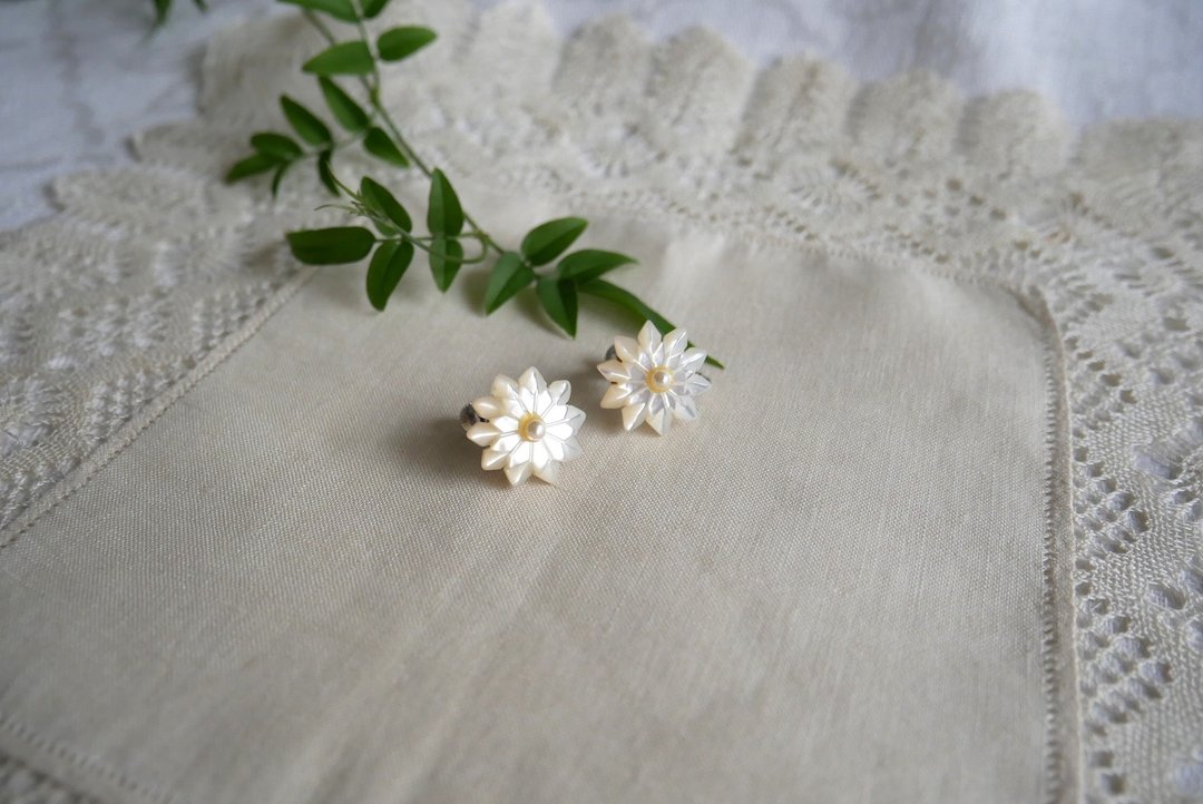 Pinkoi 代购 - 白蝶贝（Mother of Pearl）花朵造型耳环 - 耳环/耳夹 - 其他材质 白色