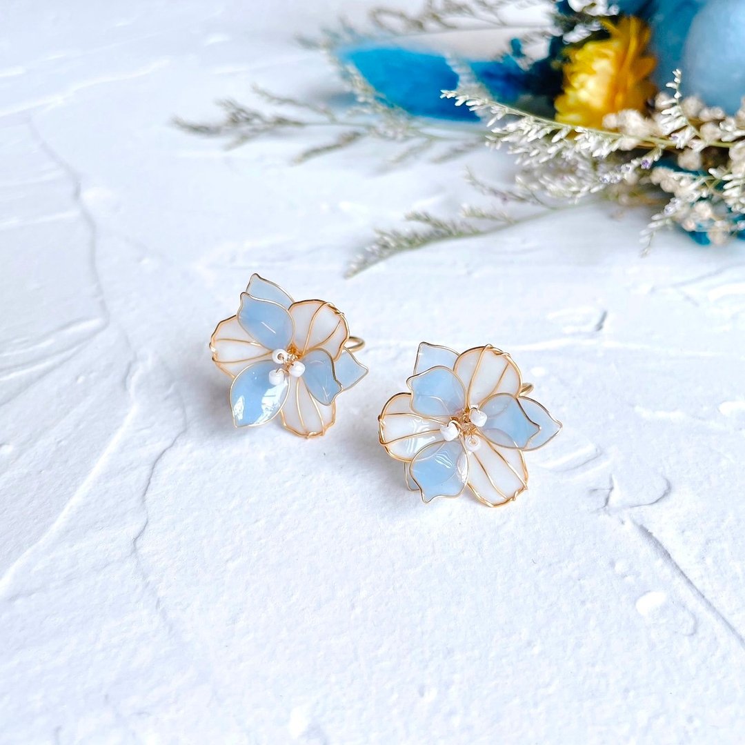 粉蓝微暖 日系多层手作立体水晶花贴耳耳环 树脂 无痛耳夹 - 耳环/耳夹 - 其他材质 蓝色