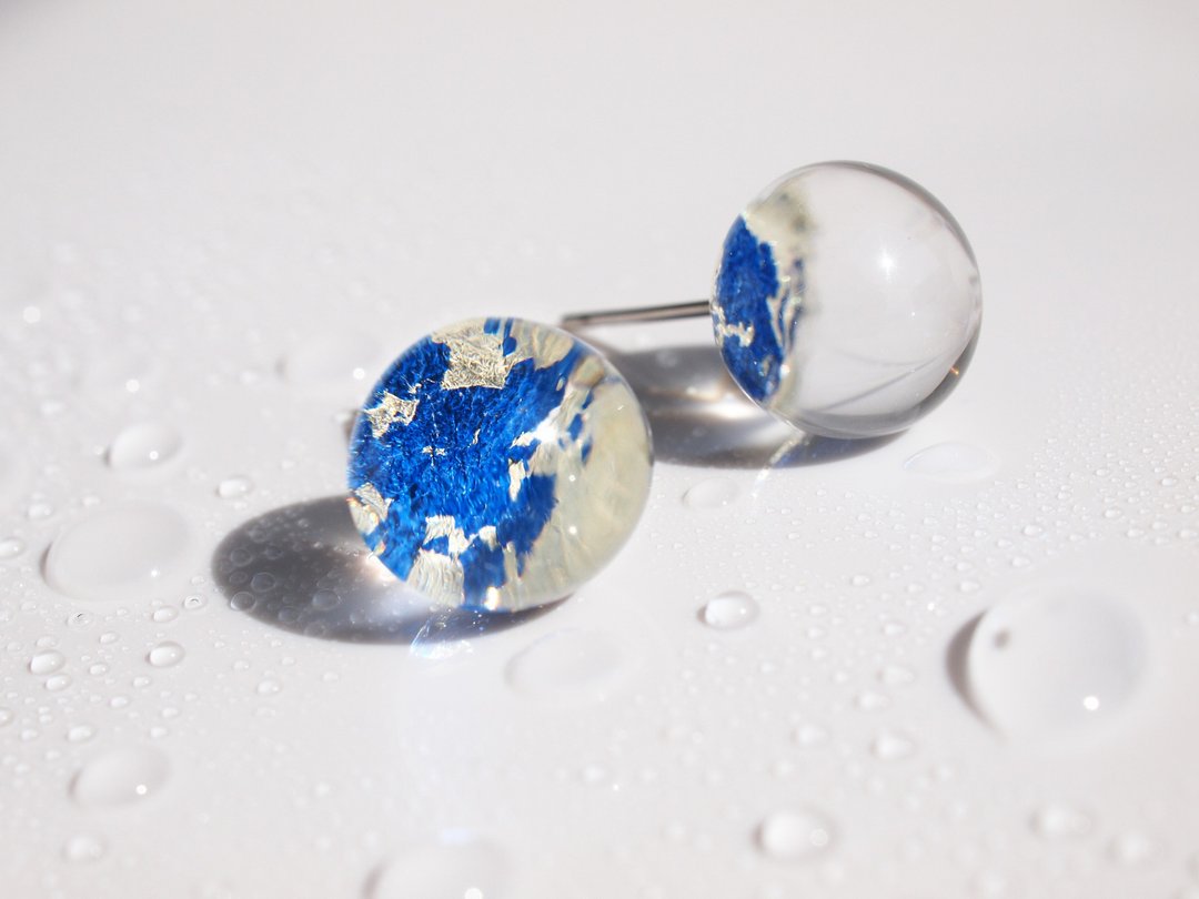日本制造 箔与树脂耳环・海洋蓝×透明 10mm 夏日简约耳钉 - 耳环/耳夹 - 压克力 蓝色