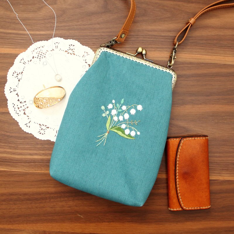 手工刺绣铃兰花束口金侧背包 复古风小包 - 化妆包/杂物包 - 绣线 蓝色