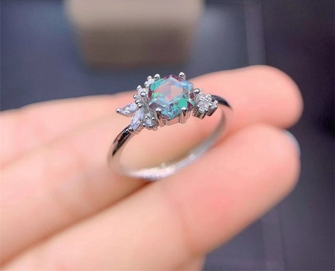 Hexagon Alexandrite Ring, Alexandrite Silver Ring, Delicate Alexandrite Ring - 戒指 - 其他金属 银色