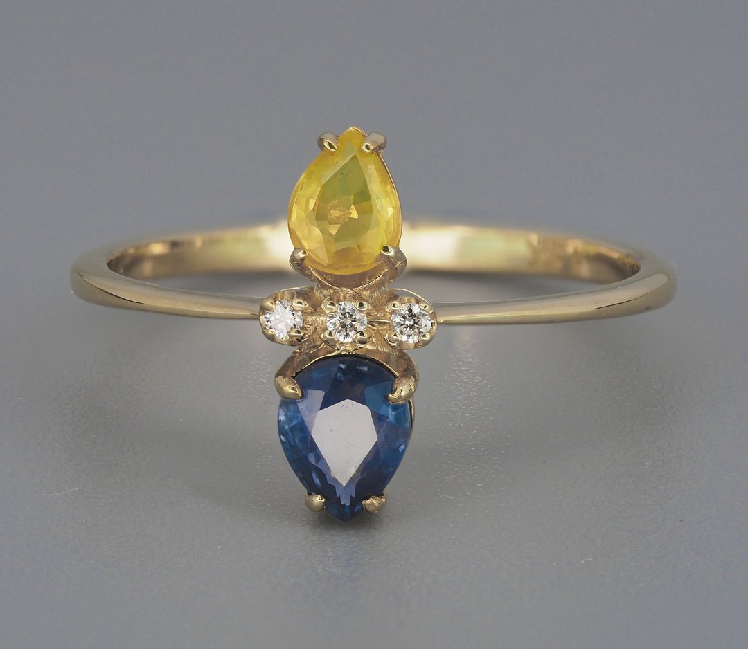 Beautiful ring in art deco style with central pear shape sapphires and diamonds. - 戒指 - 贵金属 金色