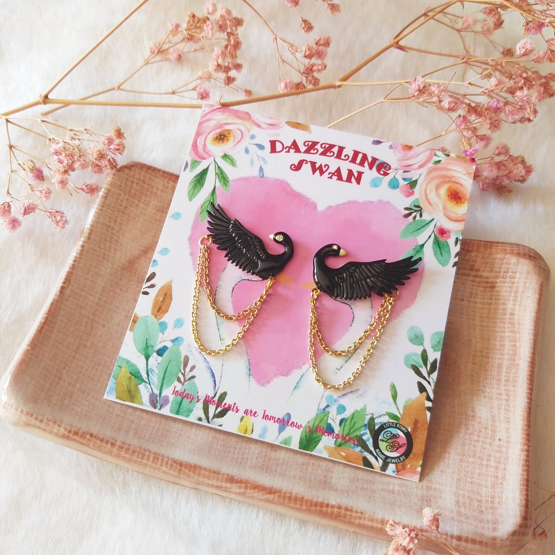 Black Dazzling Swans Handicraft Earring - 耳环/耳夹 - 其他金属 