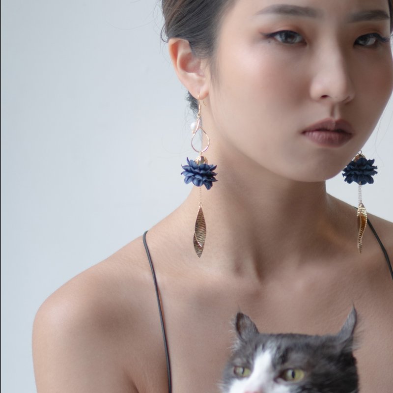 Cersei 华丽蓝缎花线条波纹淡水珍珠垂坠长耳环 - 耳环/耳夹 - 其他材质 蓝色