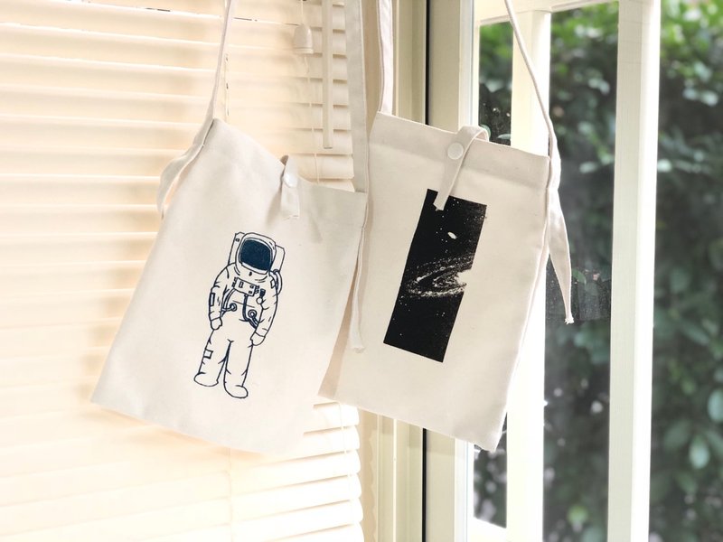 1+1小小外太空组合  手工绢印  帆布包袋 - 侧背包/斜挎包 - 棉．麻 白色
