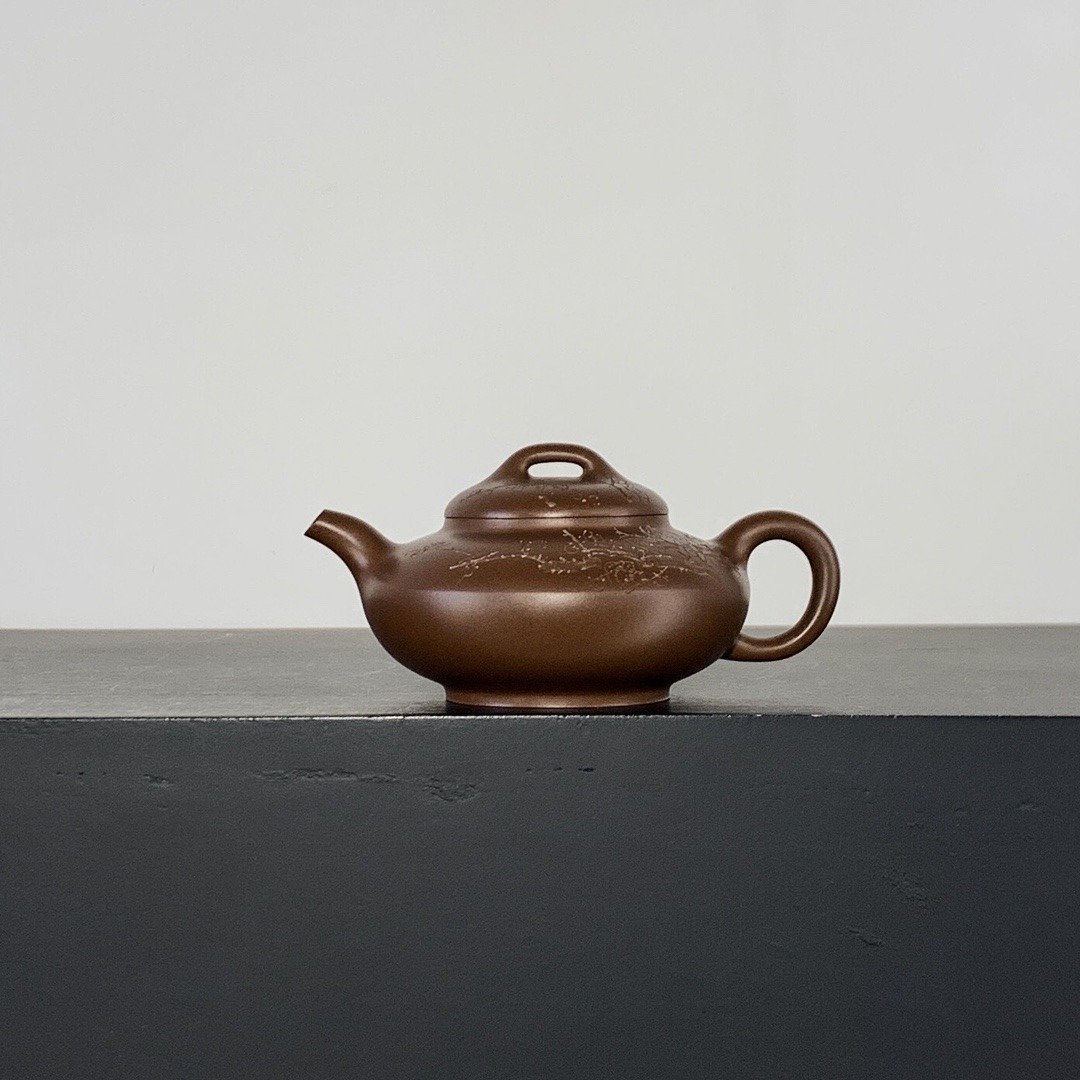 仿全手工 合欢壶 紫泥 刻梅花 280cc 紫泥精工制作 慕古式样 - 茶具/茶杯 - 陶 灰色
