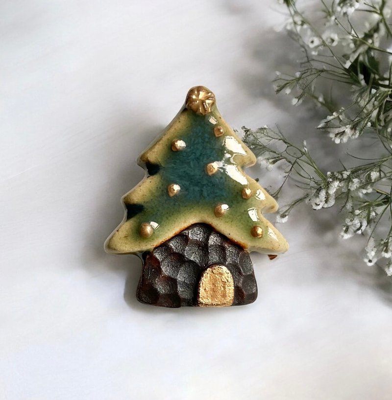 陶瓷胸针 圣诞树小屋 - 胸针 - 陶 白色