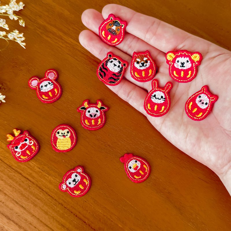 【日本小达摩 12生肖】马年 豆尺寸 福气达摩 刺绣贴纸 行李箱装 - 贴纸 - 绣线 红色