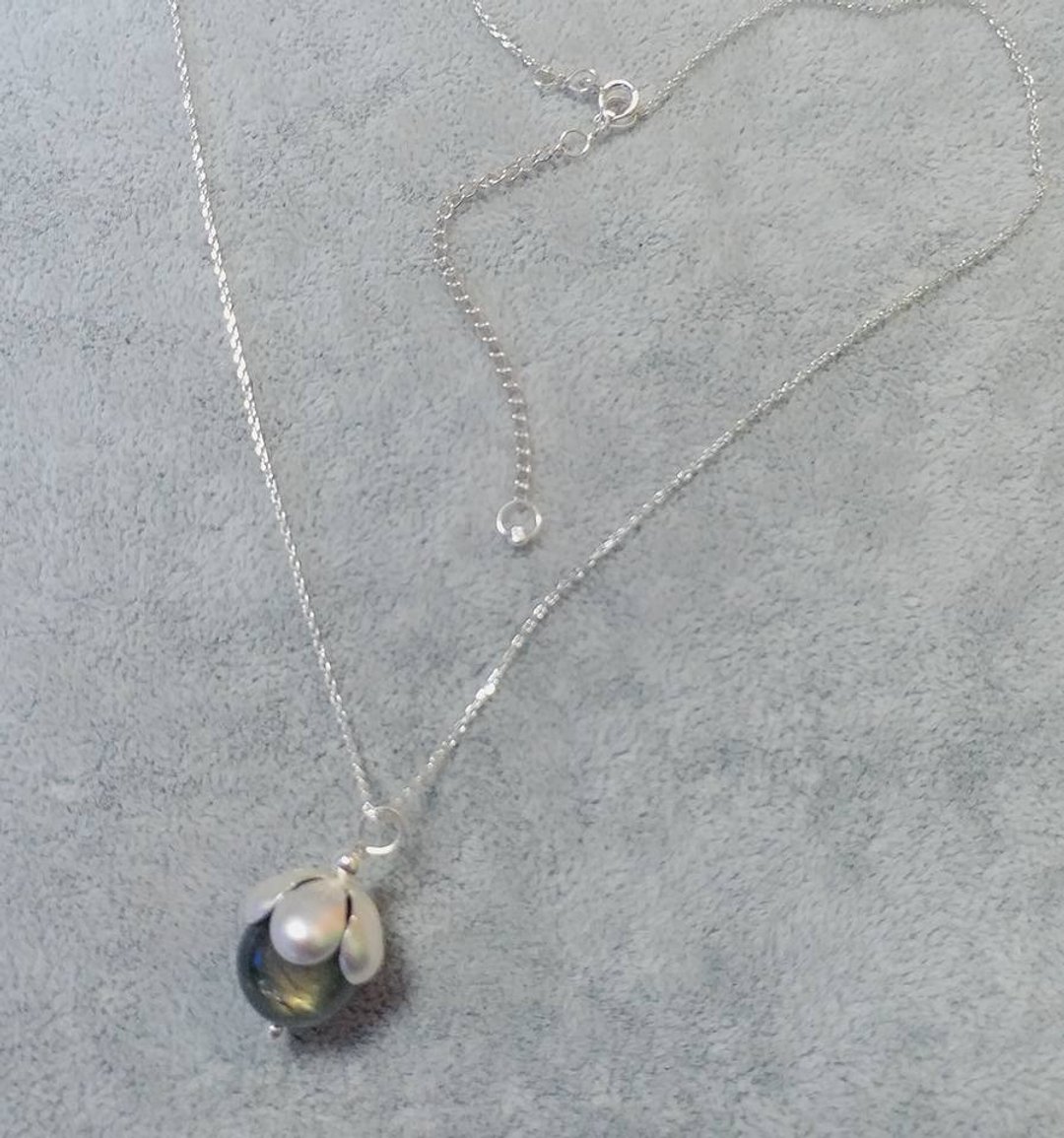 10mm 彩光拉长石 镀银花扥， 925 纯银颈链10mm labradorite 925 silver necklace - 项链 - 宝石 黑色