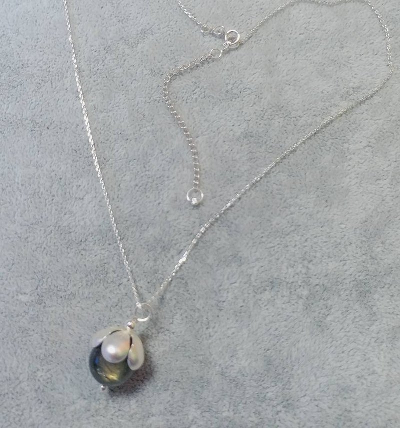 10mm 彩光拉长石 镀银花扥， 925 纯银颈链10mm labradorite 925 silver necklace - 项链 - 宝石 黑色