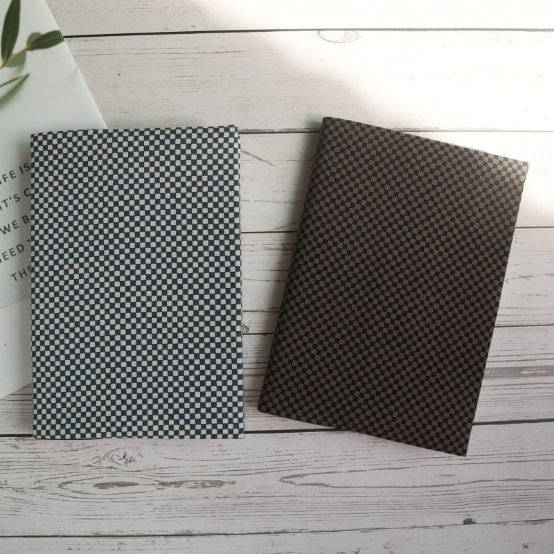 【日系小格纹】有两色 书衣 书套 书皮 布书衣 可调式书衣 - 书衣/书套 - 棉．麻 