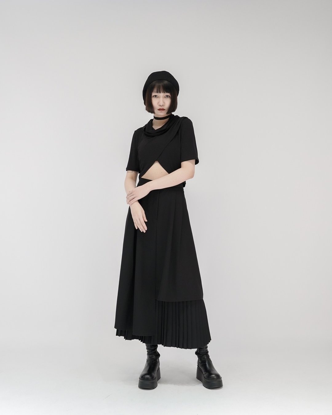 MUKK DESIGN 垂坠领短版上衣 - 女装上衣 - 其他材质 黑色