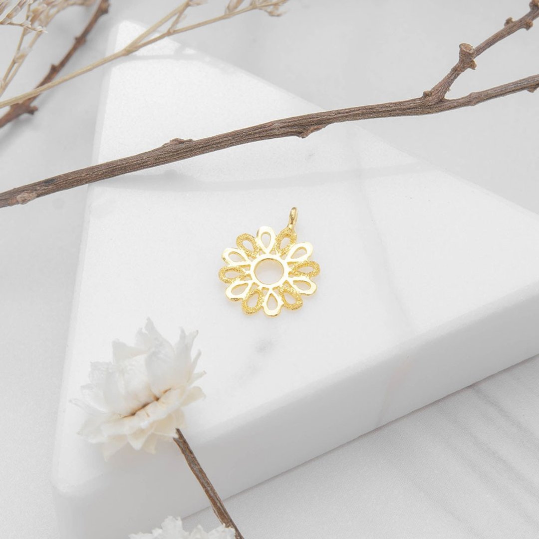 藏宝箱金饰 9999 黄金纯金 雏菊 花朵坠子/项链/锁骨链 - 项链 - 24k 金 金色