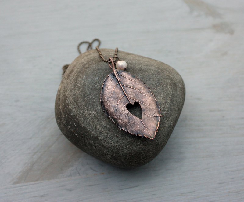 电铸玫瑰叶项链：雕刻心形，河畔珍珠 - 项链 - 铜/黄铜 