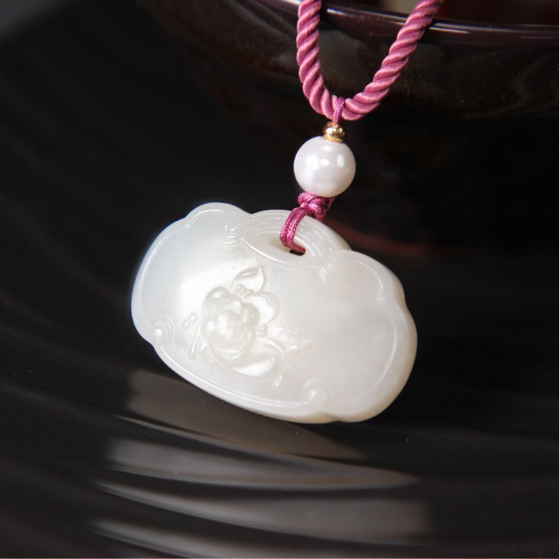 和田羊脂玉平安如意锁吊坠巧雕睡莲粉糯偏藕粉凝脂油润寓意美好 - 项链 - 玉石 