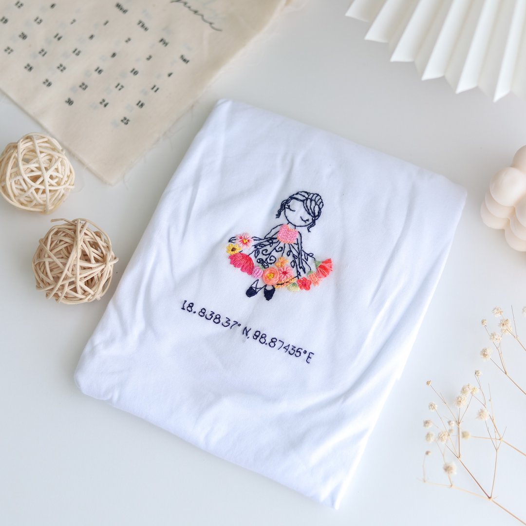 White Round Neck T-shirt, Small Embroidery Design, Handmade Size M - 女装 T 恤 - 其他材质 白色