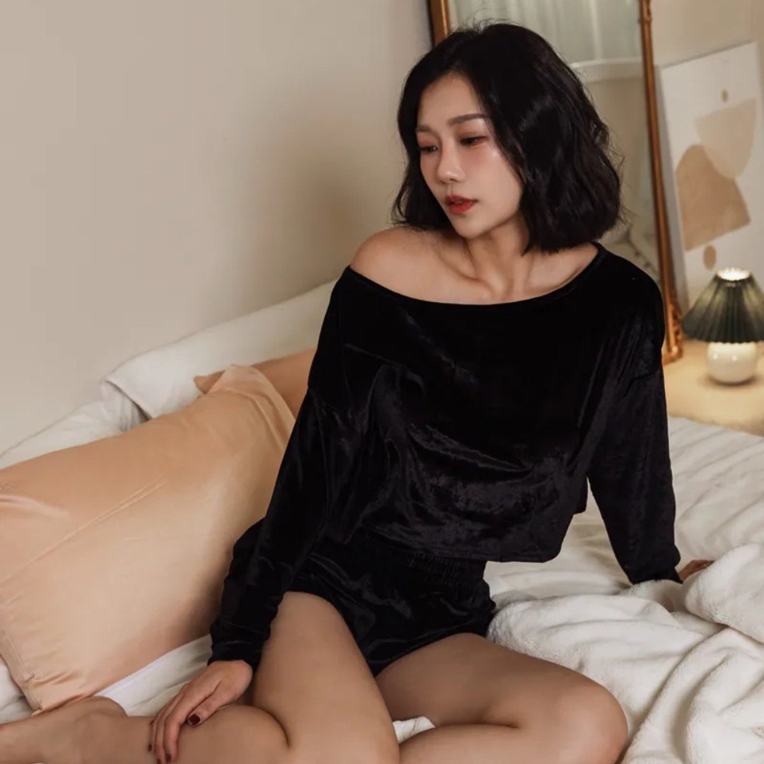 设计款天鹅绒斜肩两件式套装-率性黑 - 居家服/睡衣 - 其他人造纤维 黑色