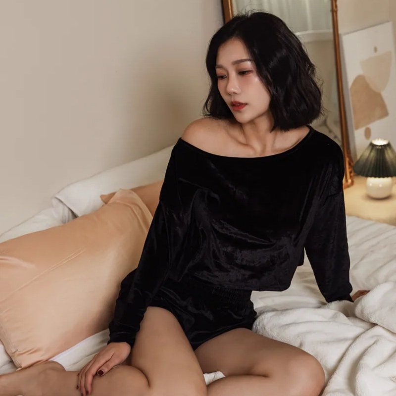 设计款天鹅绒斜肩两件式套装-率性黑 - 居家服/睡衣 - 其他人造纤维 黑色