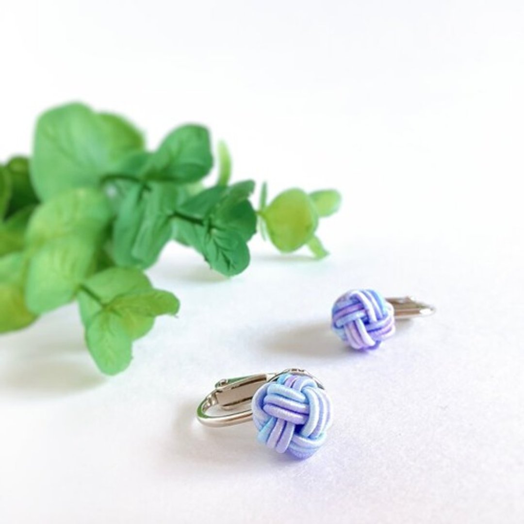Clip-On original dyeing [rain color] Mizuhiki ball adult cute hydrangea purple system - 耳环/耳夹 - 其他材质 紫色
