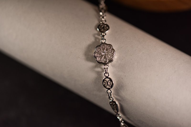 法式镂空雕花银手链 - 手链/手环 - 纯银 银色