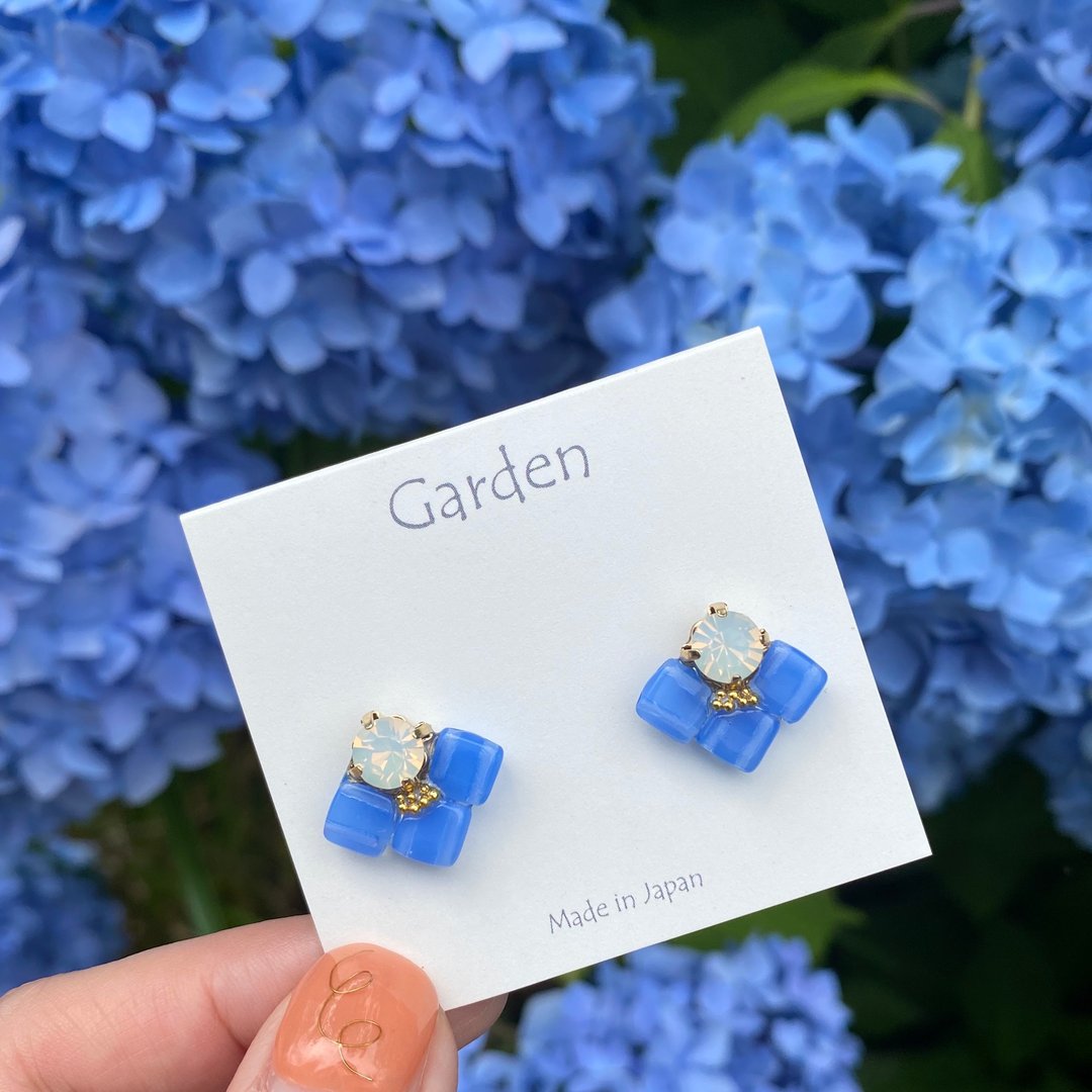 ajisai earrings light blue - 耳环/耳夹 - 玻璃 蓝色