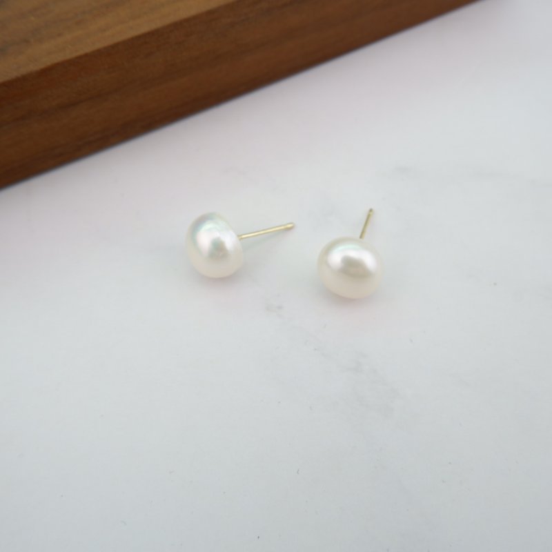 Freshwater Pearl  stud earring - 耳环/耳夹 - 珍珠 白色