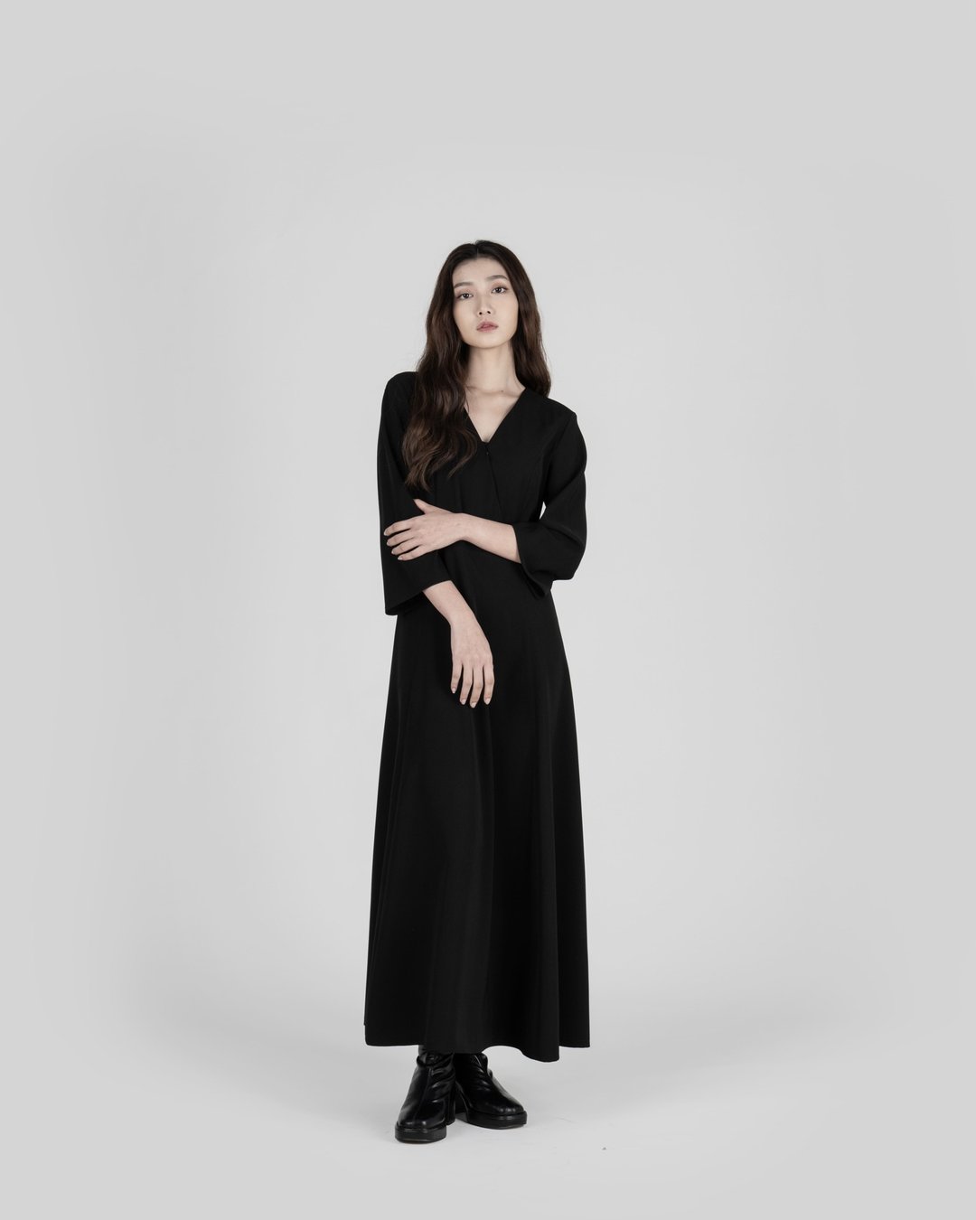 MUKK DESIGN 喇叭袖V领腰线长洋装 - 洋装/连衣裙 - 聚酯纤维 黑色