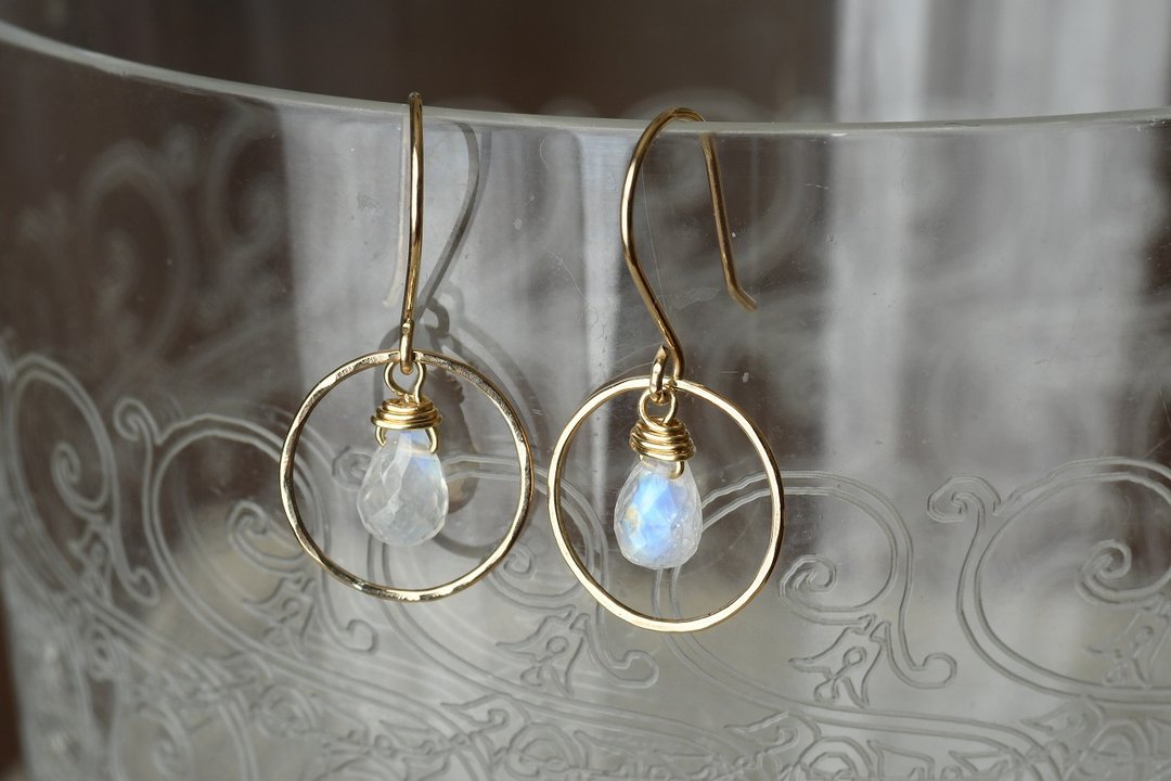 Golden Ring Rainbow Moonstone - 耳环/耳夹 - 其他金属 金色