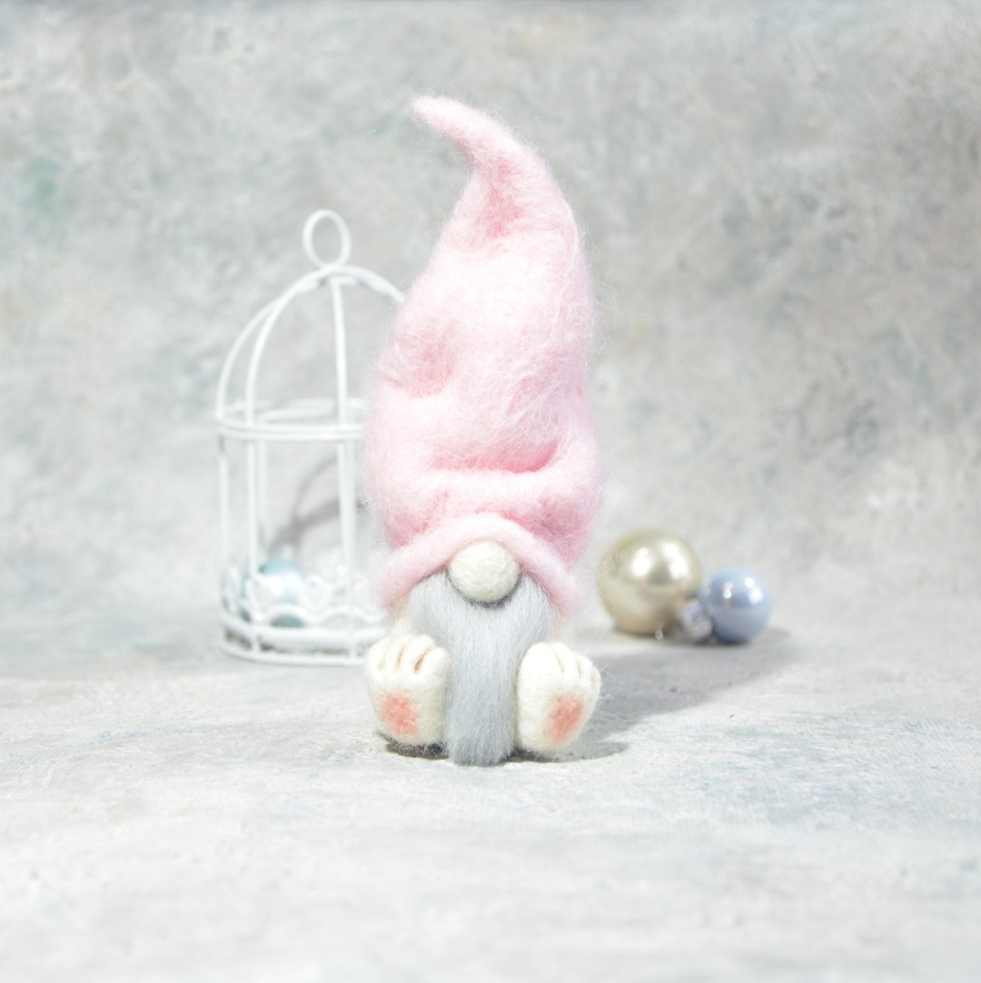 Pink gnome / Needle felted gnome / 4'' gnome - 玩偶/公仔 - 羊毛 粉红色