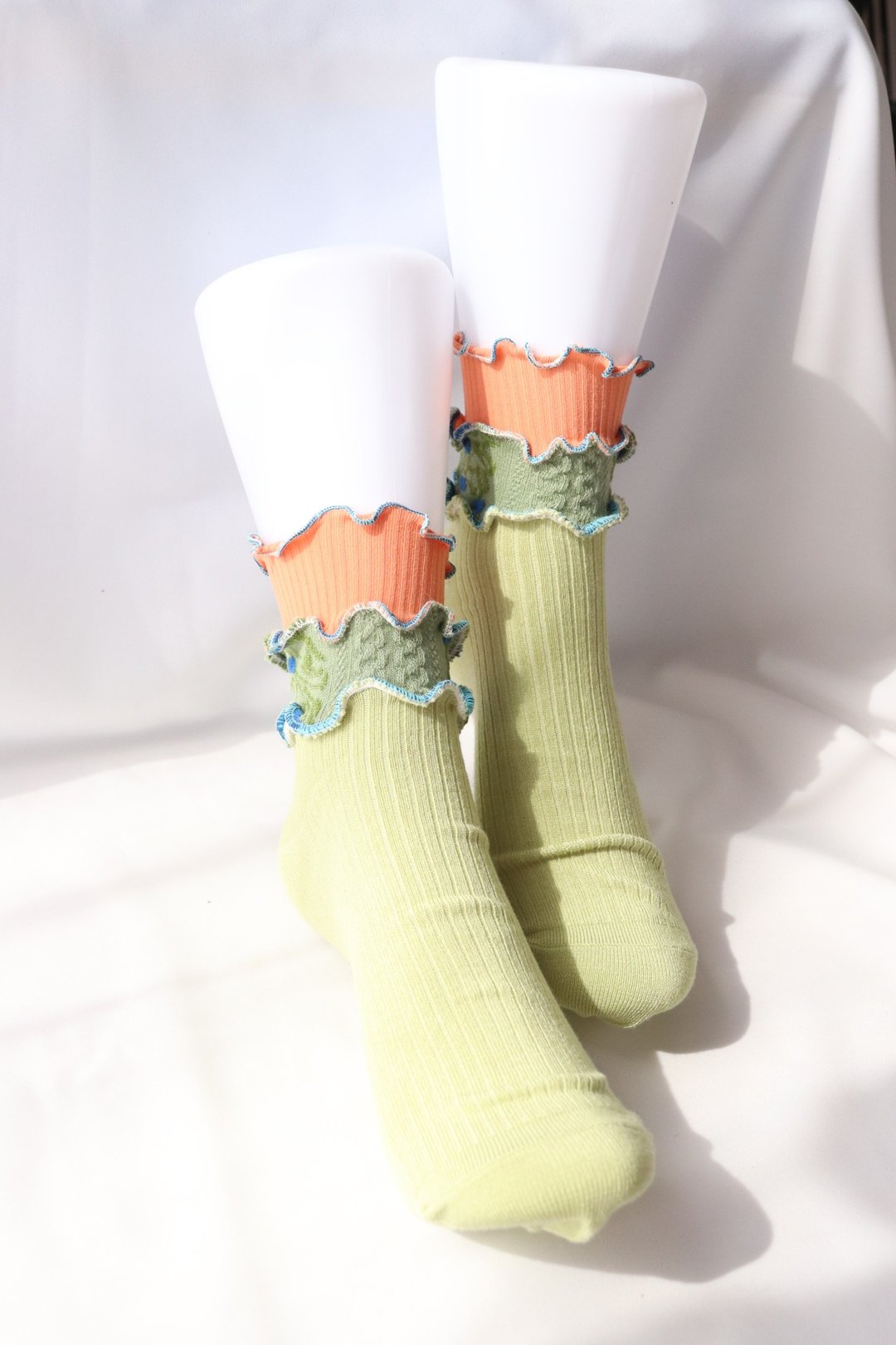 绿色×橘色 彩色荷叶边袜 抢眼袜款 个性袜 22.5〜25 女袜 socks - 袜子 - 其他材质 绿色