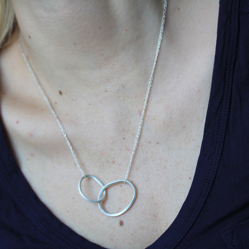 Handmade silver interlocked oval loops on silver chain necklace (N0084) - 项链 - 银 银色