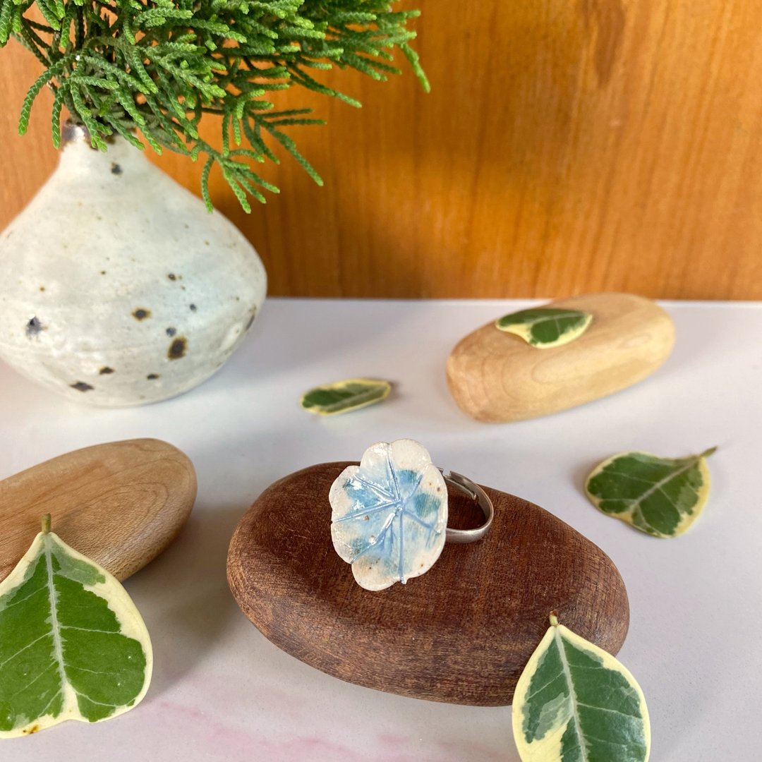 花朵戒指 (款号 15) / ceramic ring / handmade - 戒指 - 陶 白色