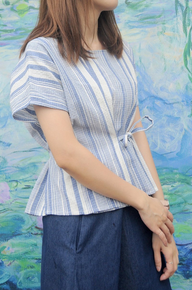 Twiggy Blouse 条纹方领交叠束腰上衣-蓝白色 - 女装上衣 - 其他人造纤维 蓝色