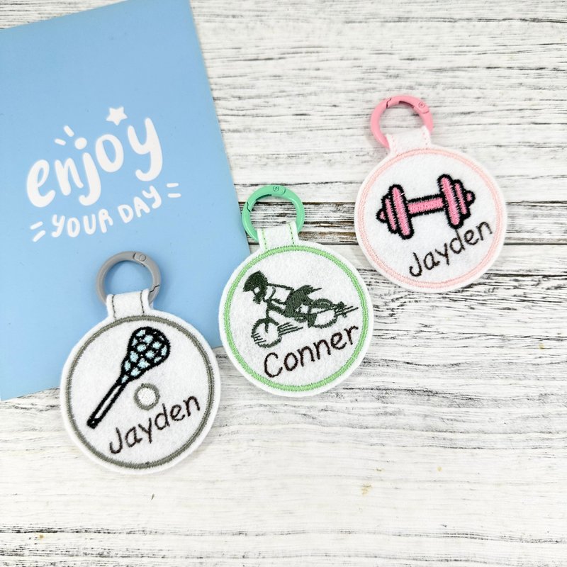 定制化刺绣吊牌 才艺-袋棍球、滑步车、哑铃 运动背包姓名吊牌 - 吊饰 - 棉．麻 