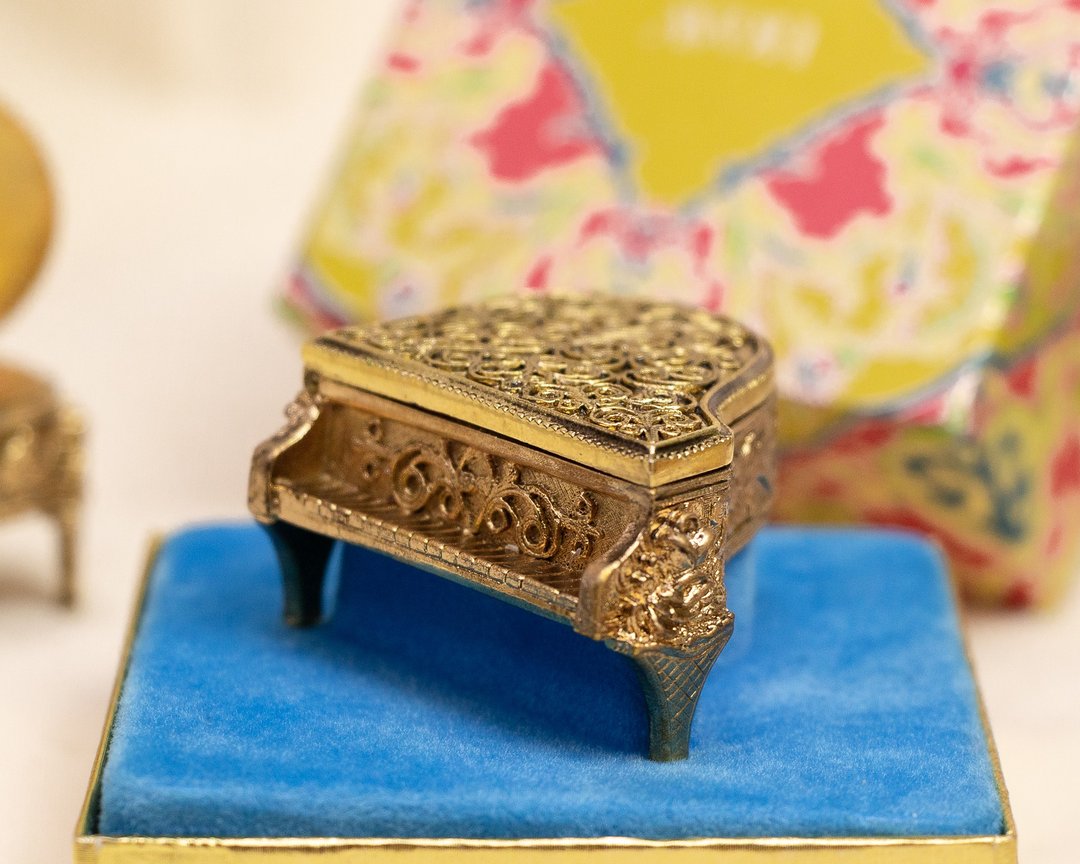 美国Avon品牌古董 钢琴造型 花丝装饰镀金香膏盒 - 收纳用品 - 其他金属 金色