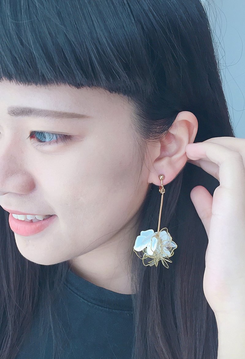 大亨小传  白金透明手作精品耳环 树脂垂坠花球耳环 - 耳环/耳夹 - 其他材质 白色