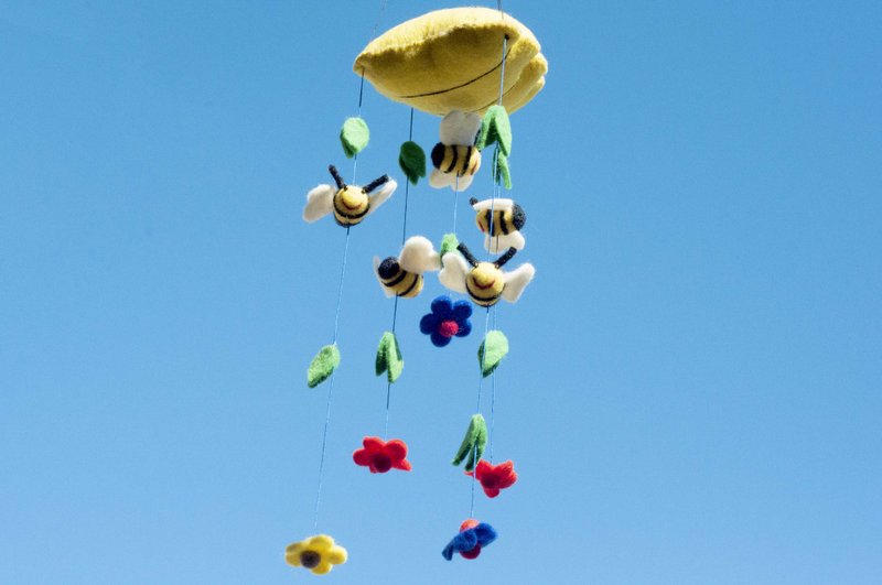 弥月礼物 手工羊毛毡吊饰/Boho婴儿床吊饰/童房挂饰-黄色蜜蜂窝 - 婴儿床上用品 - 羊毛 多色