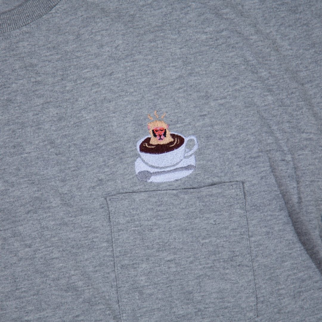 Coffee cup hot spring monkey Big silhouette T-shirt with embroidered pocket Unisex S ~ XL Tcollector - 女装 T 恤 - 棉 灰色