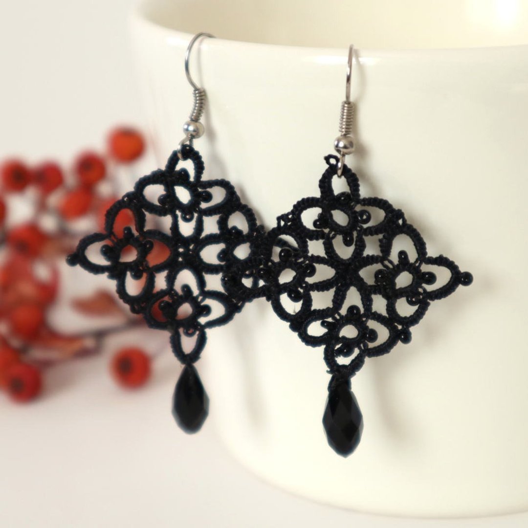 OYA Tatting lace Earrings - RHOMBUS- Black - 耳环/耳夹 - 其他人造纤维 黑色