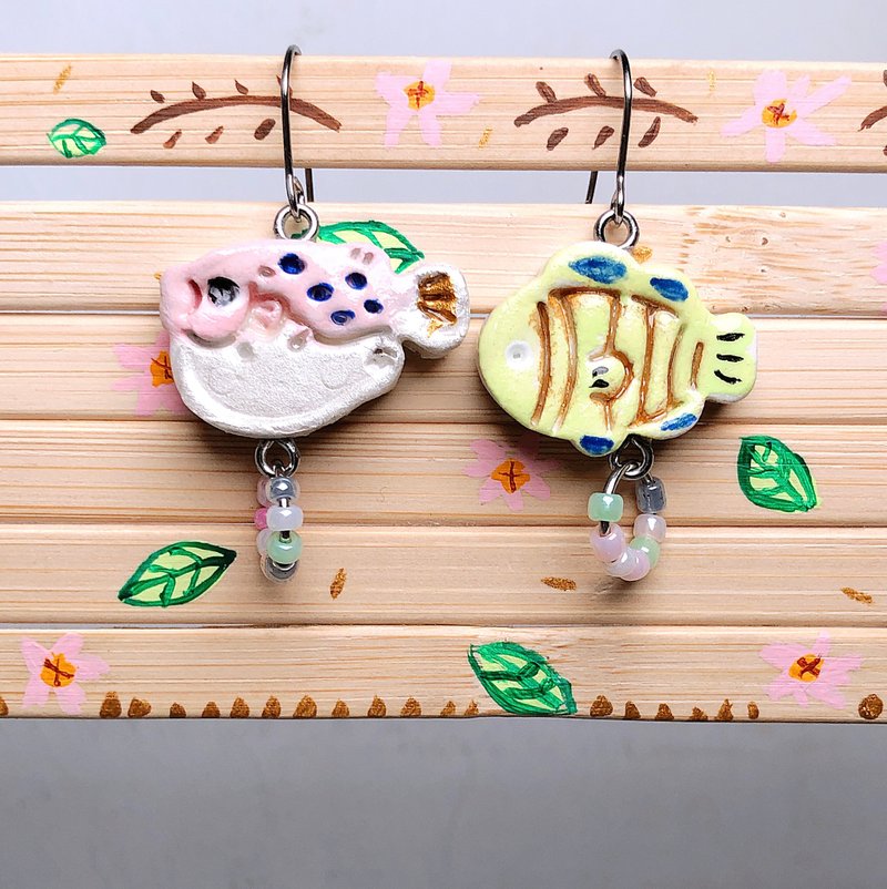 海洋欢乐 鱼儿河豚 手作黏土耳环 手绘捏制 不锈钢 吊坠款 - 耳环/耳夹 - 粘土 粉红色