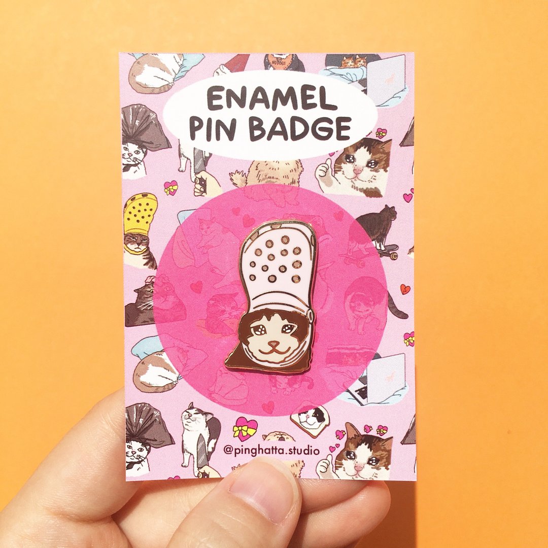 The Original Sad Pink Croc Cat Meme Hard Enamel Pin by Chonky Goods by PHS - 胸针 - 其他金属 