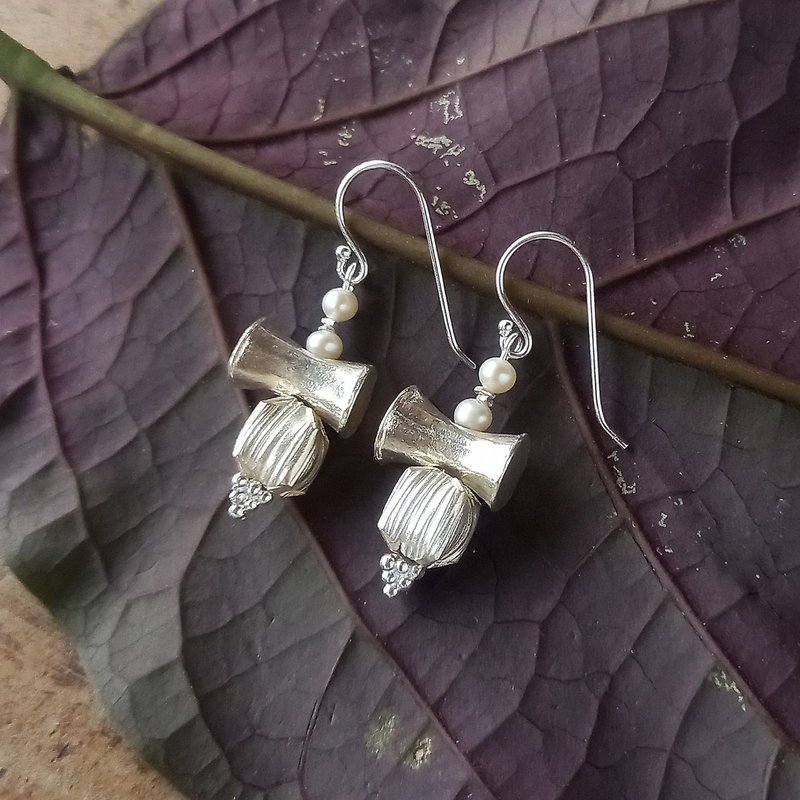 Earring│Karen Silver bobbin and paper balloon, freshwater pearl / pierced earrings or Clip-On / Chiang Mai, Thailand - 耳环/耳夹 - 银 银色