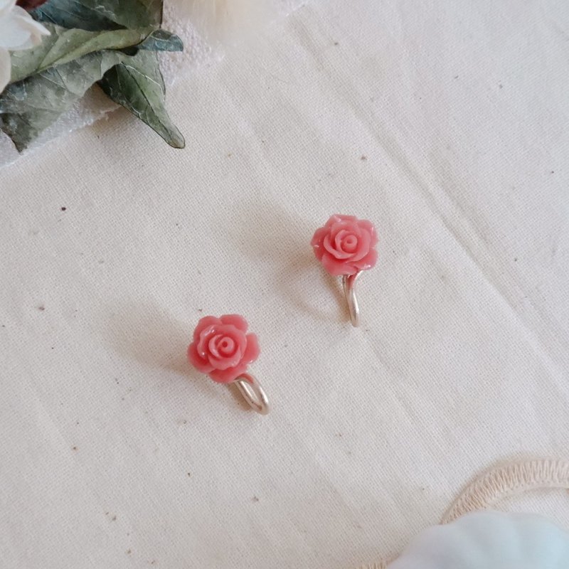 巧点玫瑰 无痛贴耳夹 / carmine rose - 耳环/耳夹 - 其他金属 粉红色