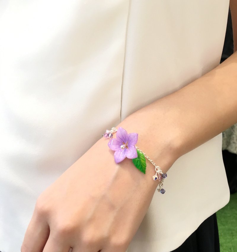 *Haku·Neko* 手绘立体花紫色桔梗与叶子水晶晶手链 - 手链/手环 - 塑料 紫色